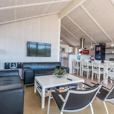 6 Person In Fano-by Traum *